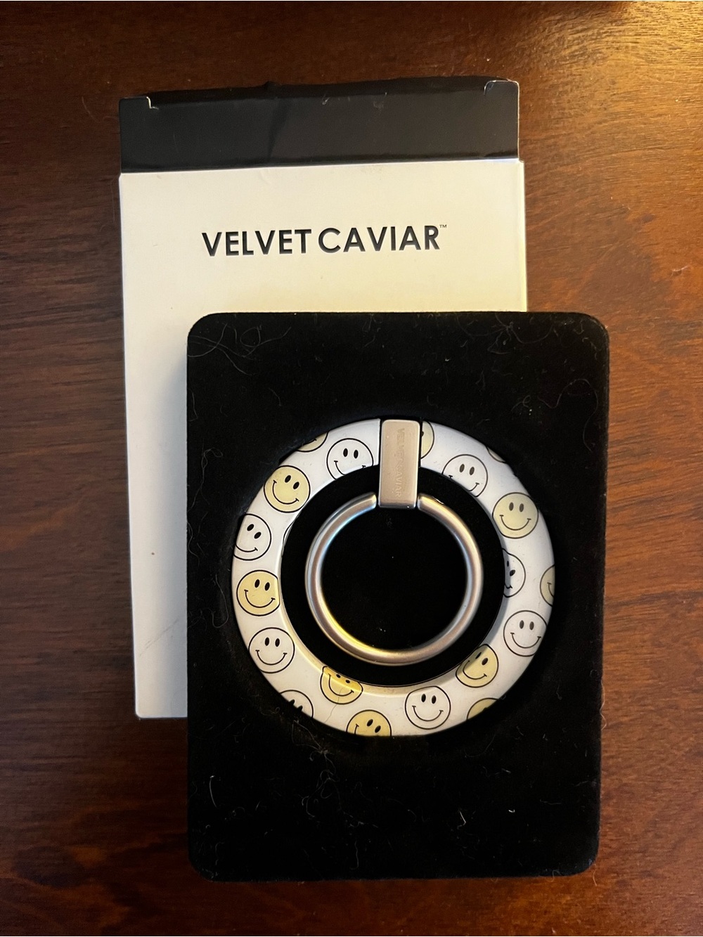 Velvet Caviar Magnetic Grip Ring - Smiley Faces